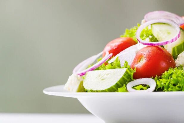 Saladas de legumes ou frutas têm um efeito positivo na potência dos homens